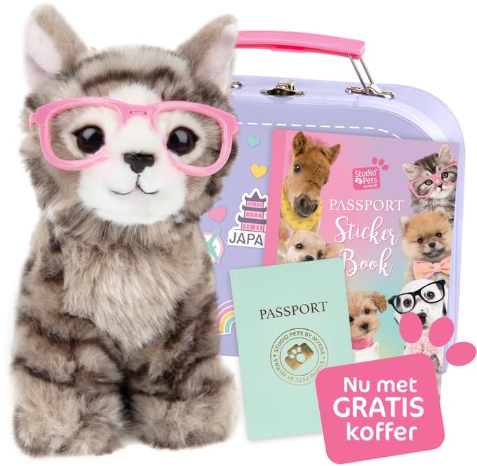 Studio Pets Set van Knuffel Britse Korthaar Kat Paige (16cm) met GRATIS koffer, paspoort en stickerboek