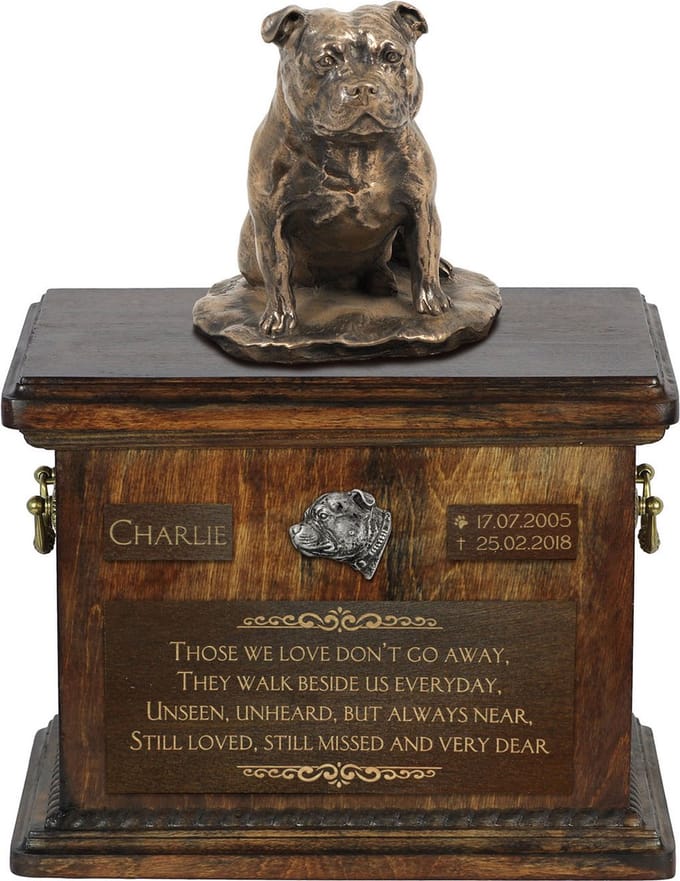Persoonlijke urn voor Staffordshire Bull Terrier met beeldje