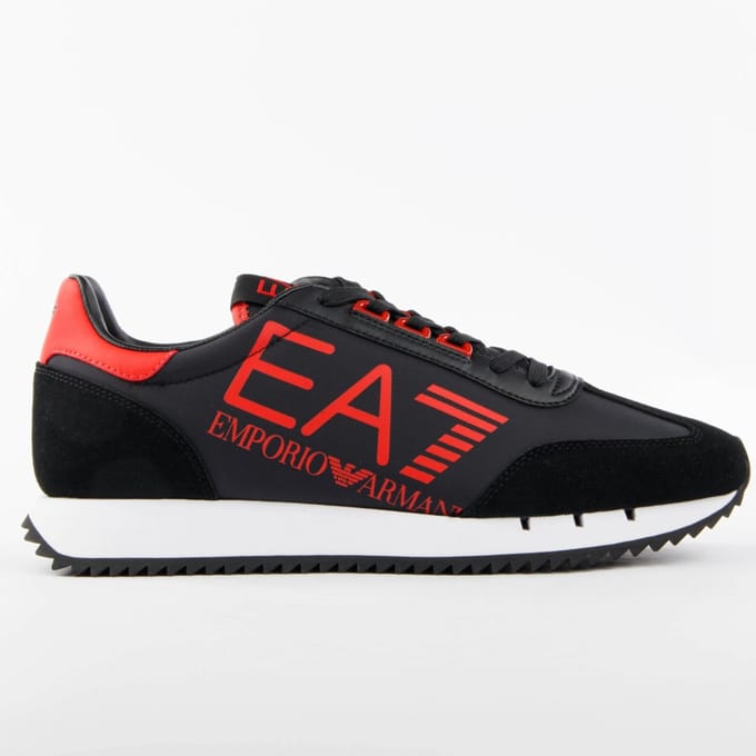 EA7 herensneakers met kenmerkend design.
