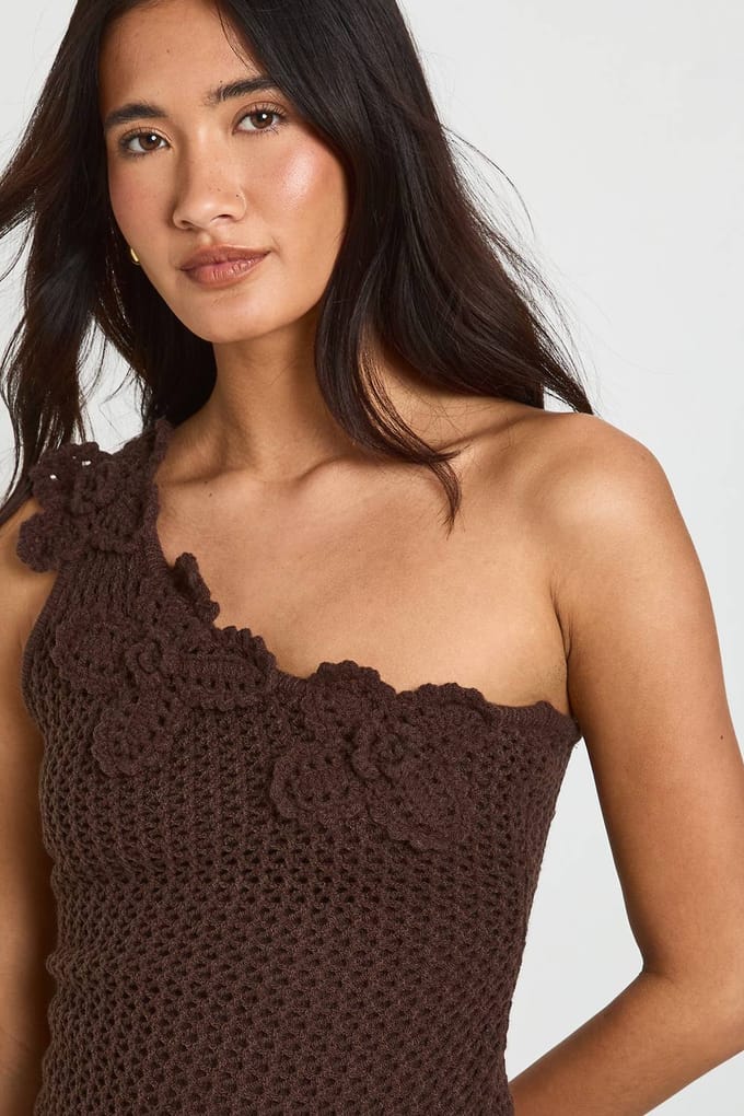 boohoo Dames Gehaakte Top Met Bloemencorsage En Éen Schouder | Chocoladebruin | Maat: Medium
