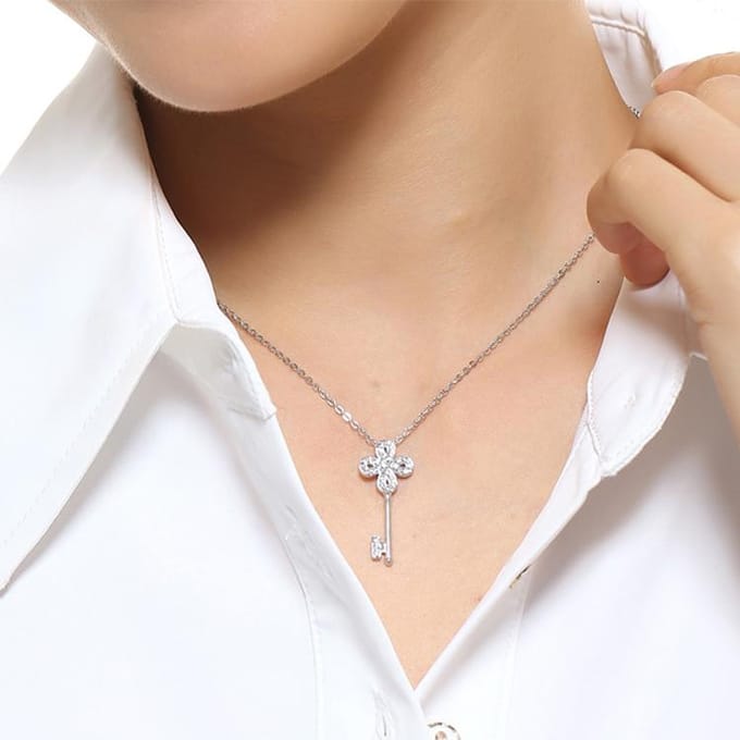 Swarovski Série de Pendentifs Clés Noble Transfert Mode Simple Pendentif Trèfle à Quatre Feuilles Collier Femme Collier Argent 5007808 Basic Packaging-Box white