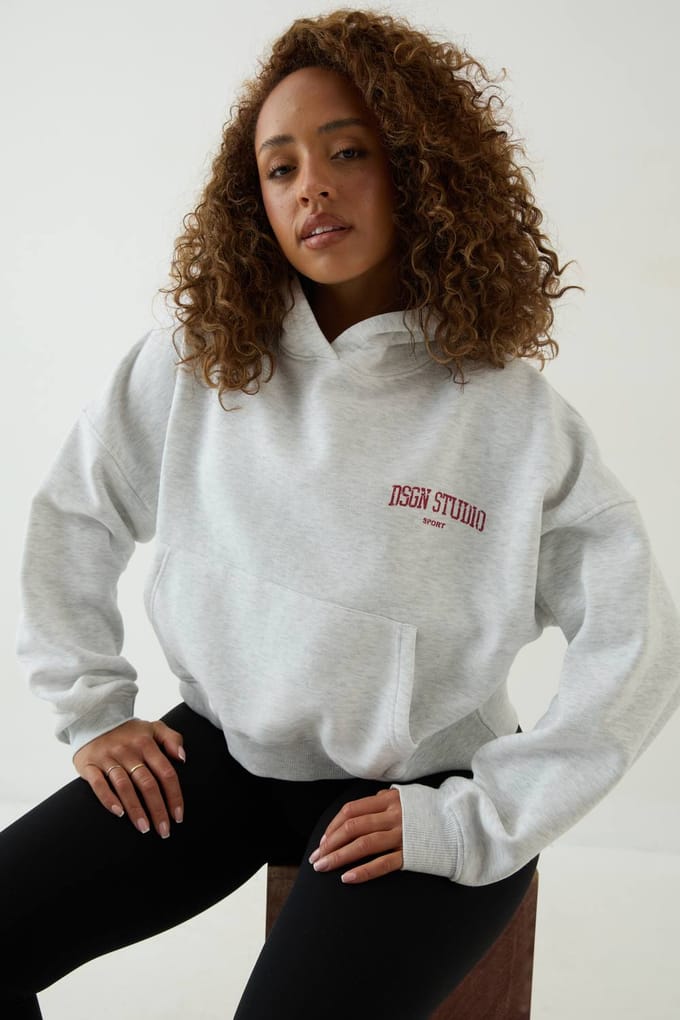 Dames Dsgn Studio Collegiate Bedrukte Boxy Hoodie | Asgrijs | Maat: Medium