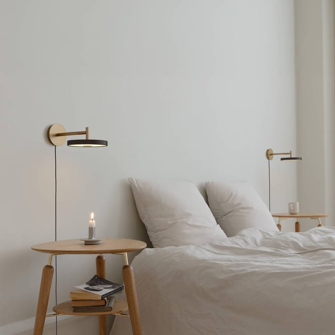 UMAGE LED wandlamp Asteria Short, zwart/messing, stekker
