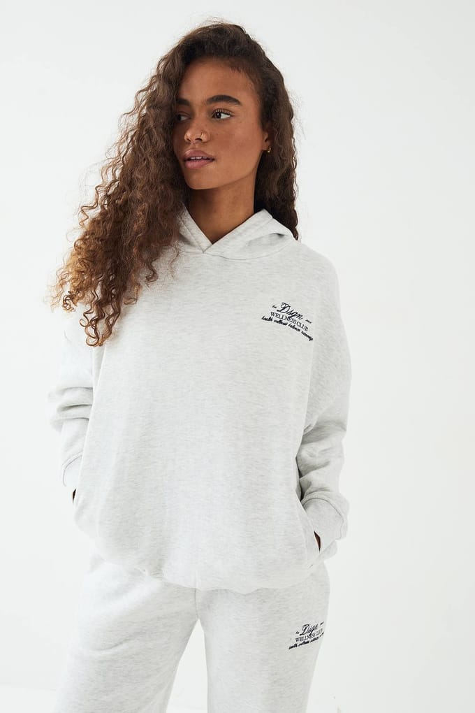 Dames DSGN Studio Wellness Club Oversized Hooded Trainingsset | Asgrijs | Maat: Large