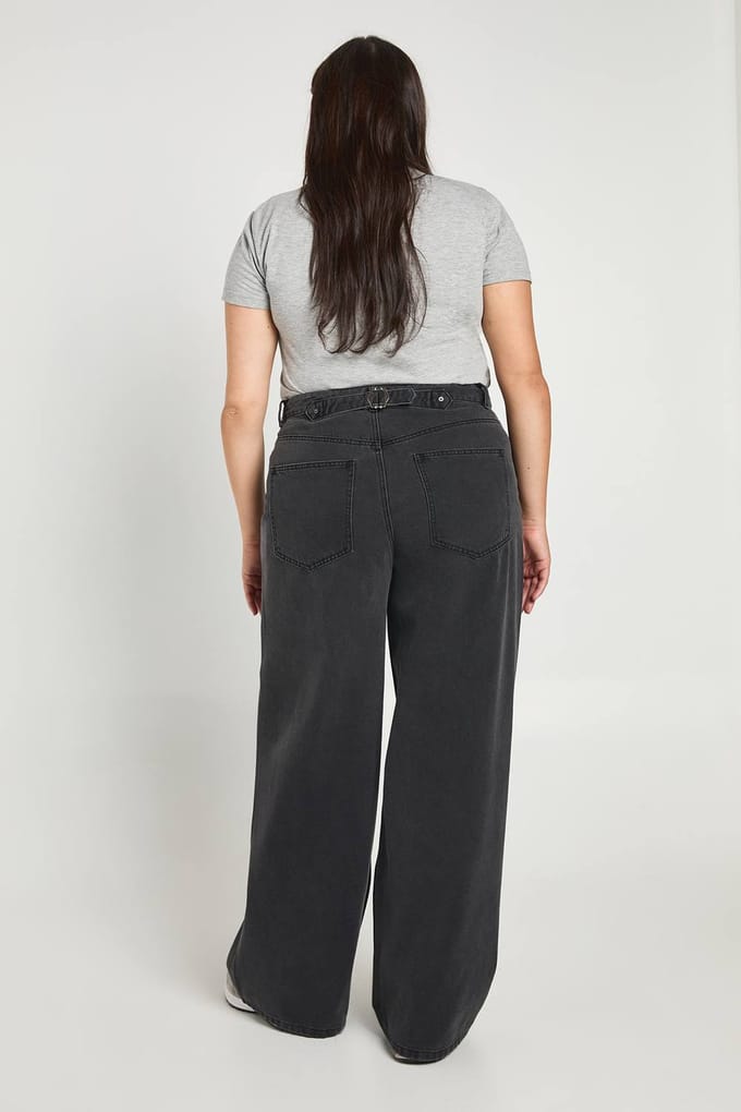boohoo Dames Plus Jeans Met Getailleerde Taille En Verstelbare Pasvorm | Washed Black | Maat: 44