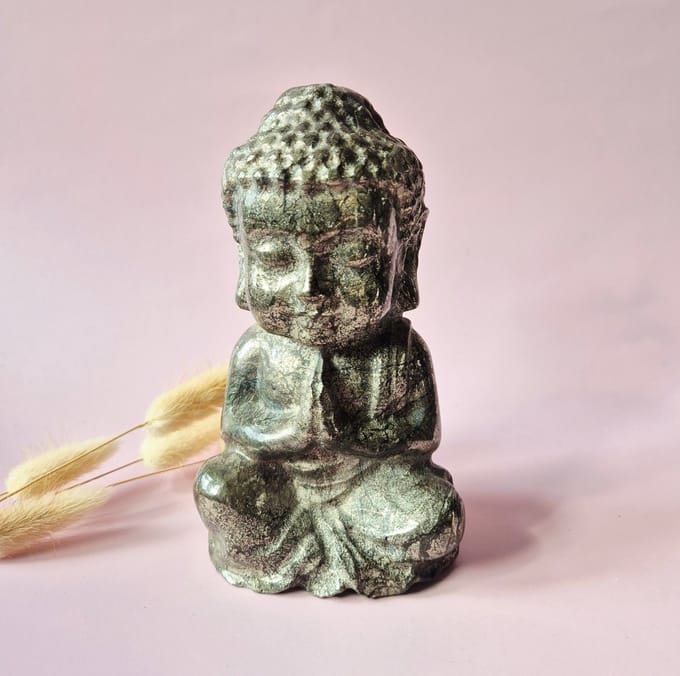Pyriet Buddha Beeld 15 cm (±1000g) – Gouden Edelsteen | Bescherming & Succes