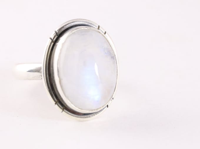 Ovale zilveren ring met regenboog maansteen - maat 20