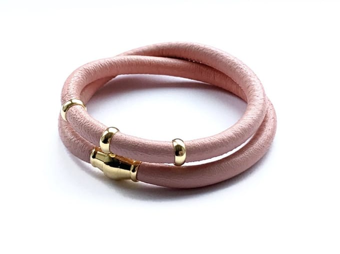 NIEUW! Jolla - dames wikkelarmband - zilver - goudkleurig - leer - magneetsluiting - bedels - Basic Gold - Roze