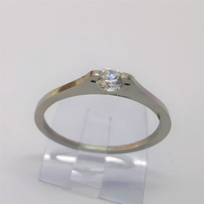 Schitterend dames edelstaal small platte ring met klein kristal in maat 16.