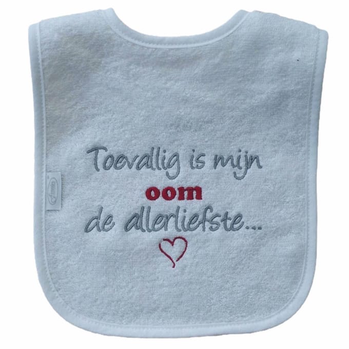 Witte slab met "Toevallig is mijn oom de allerliefste"