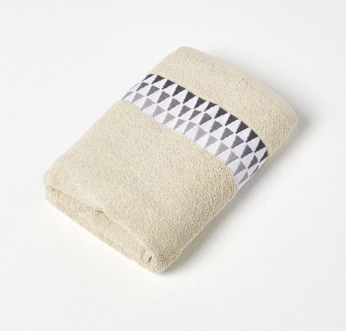 Homescapes Beige handdoek met rand en driehoekspatroon, 50 x 90 cm