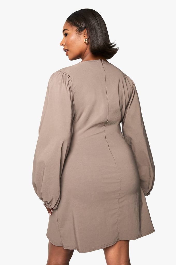boohoo Dames Plus geraffelde blousonmouw shiftjurk | Mocha | Maat: 28