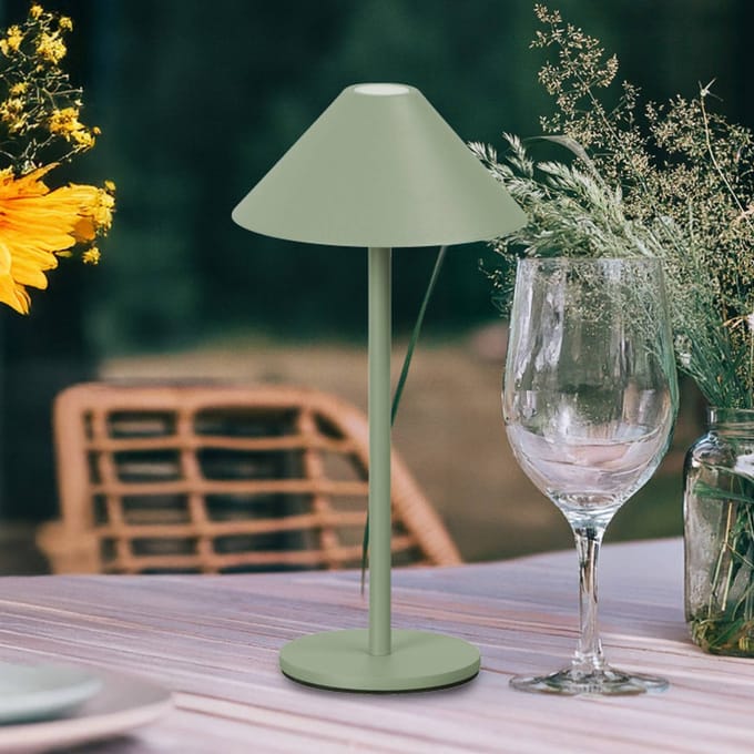 FH Lighting LED-batterij-tafellamp Prato, saliegroen Hoogte 25 cm Metaal IP54