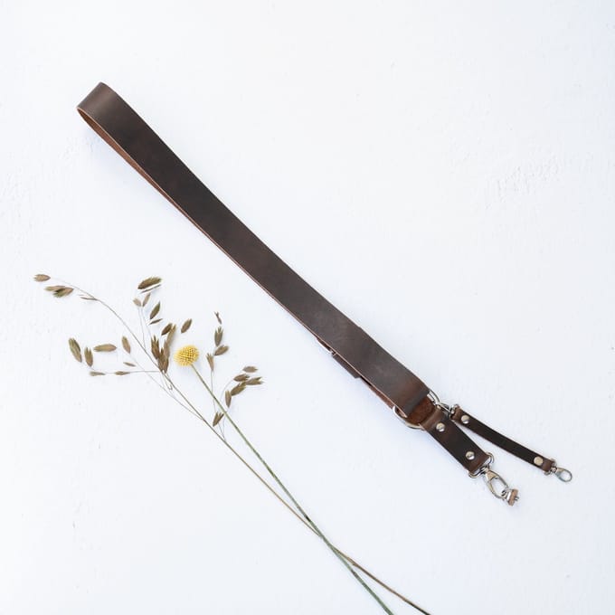 The Leather Rebel Sling Strap S/M – Leren Schouderriem – Handgemaakt