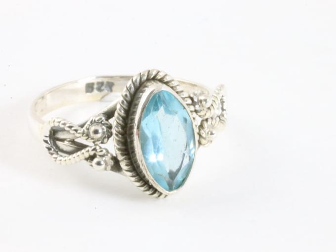 Fijne bewerkte zilveren ring met blauwe topaas - maat 18.5
