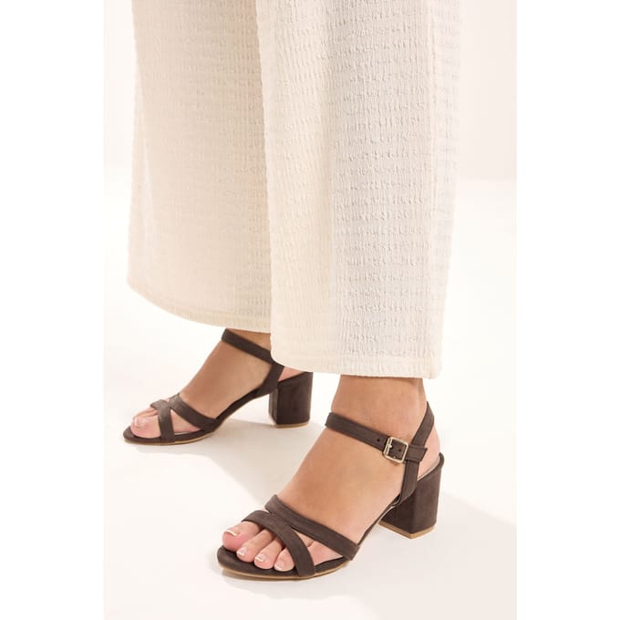 Yours Bruine Sandalen Van Imitatiesuède Met Middelhoge Blokhakken In Brede Epasvorm En Extra Brede Eeepasvormsize 42E