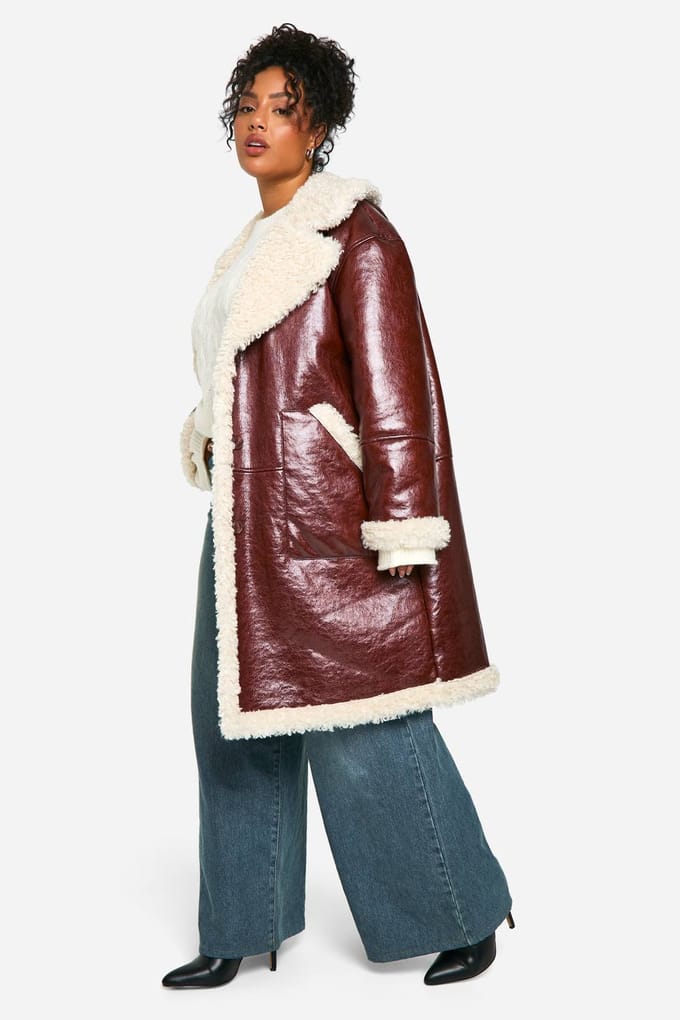 boohoo Dames Plus Kunstleer Teddy Trim Longline Aviator Jas | Bordeaux Rood | Maat: 44