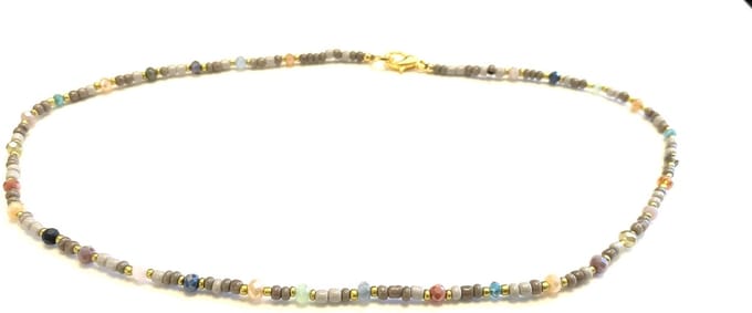 Korte ketting grijs en goud met edelsteentjes