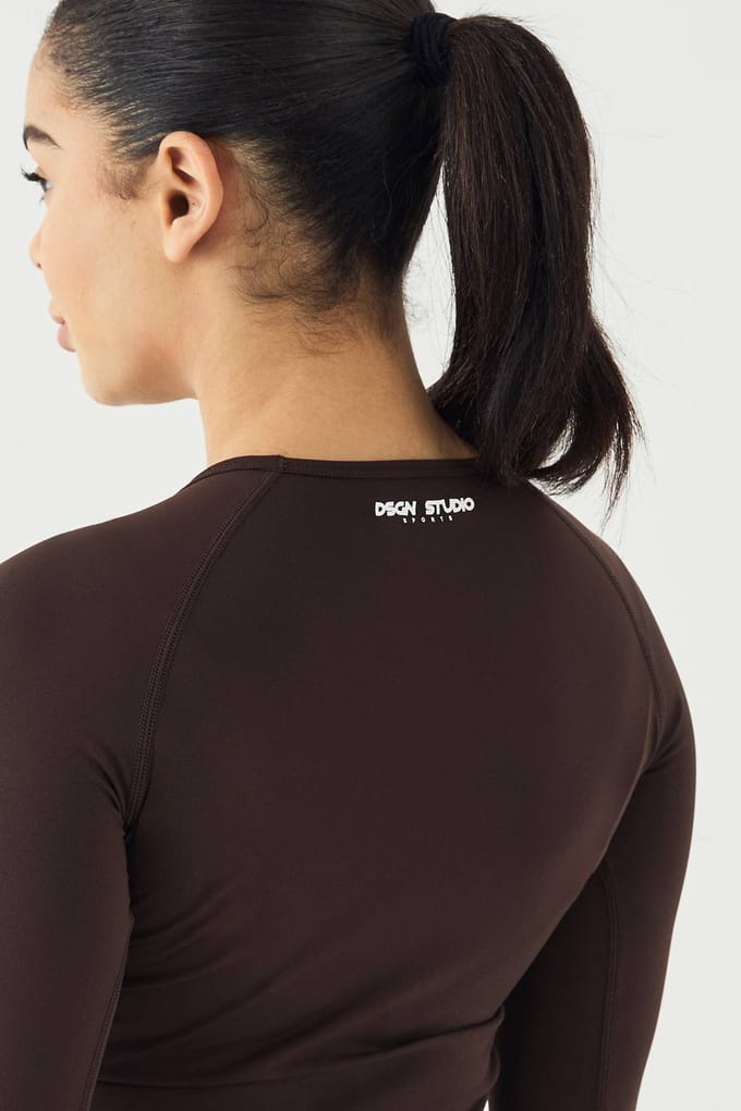 Dames DSGN Studio Sport Ultra Contour Naadloze Gerimpelde Lange Mouw Top | Coffee Bean | Maat: Medium