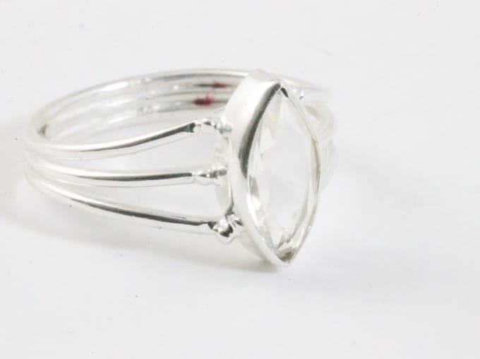 Opengewerkte zilveren ring met bergkristal - maat 16