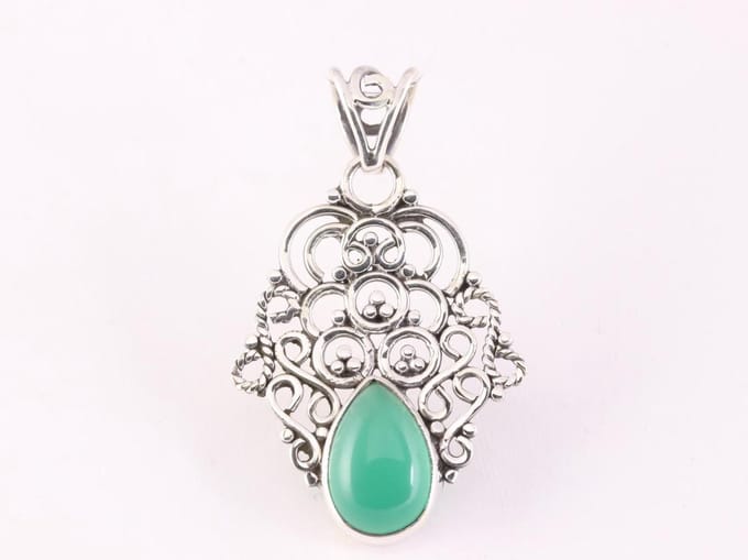 Fijne opengewerkte zilveren hanger met groene onyx