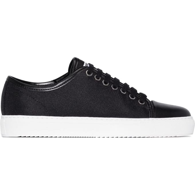 Duurzame sneakers met neuskap