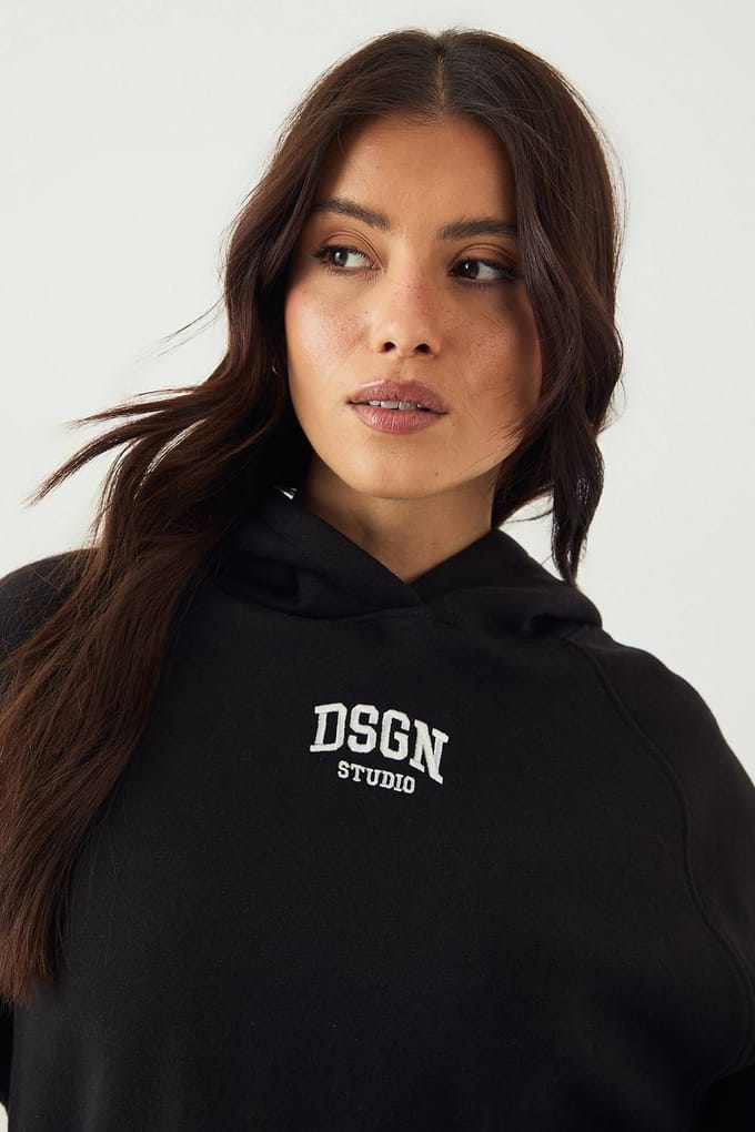 Dames DSGN Studio Collegiate Geborduurde Oversized Hoodie | Zwart | Maat: Small