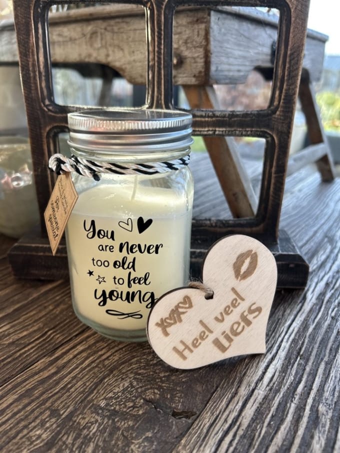 Creaties van Hier - Black & White scented candles Never too oldmet houten hartje – 13,5 cm – vanille