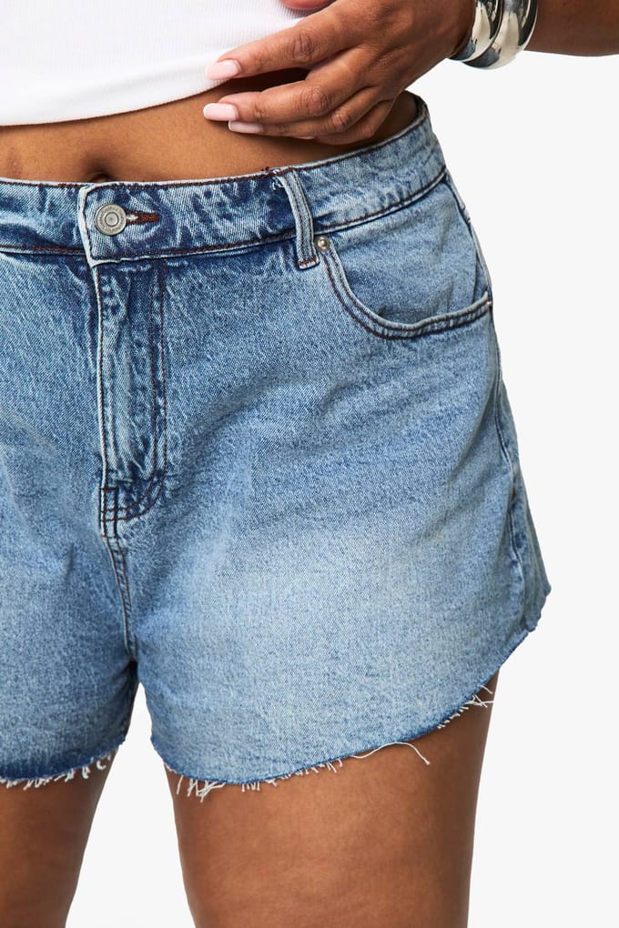 boohoo Dames Plus Raw Hem Denim Short | Medium Gebleekt | Maat: 54