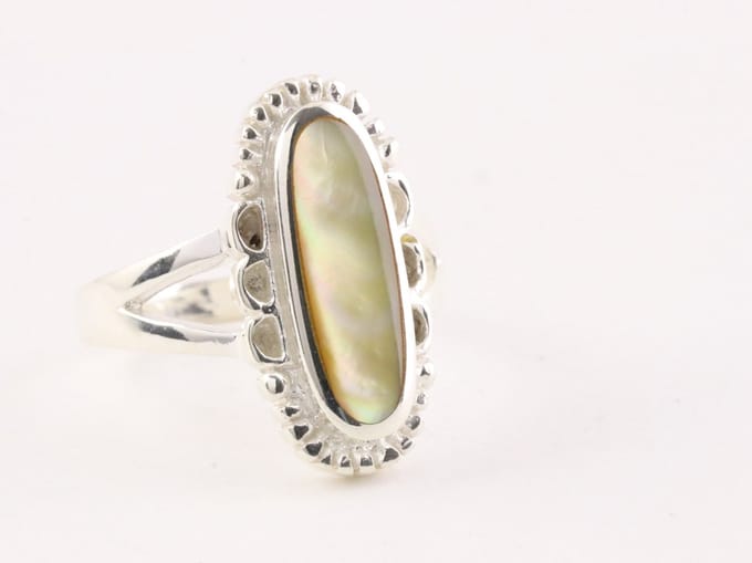 Langwerpige bewerkte zilveren ring met goudkleurige schelp - maat 20
