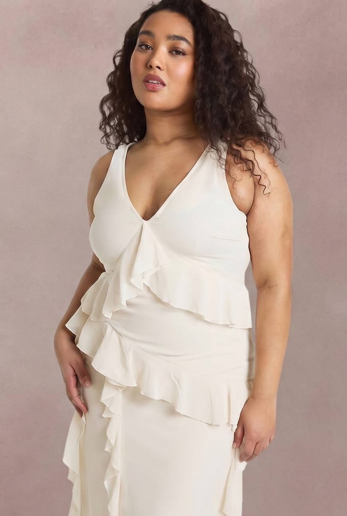 boohoo Dames Plus Asymmetrische Maxi Jurk Met Ruches Op De Taille | Ecru | Maat: 44