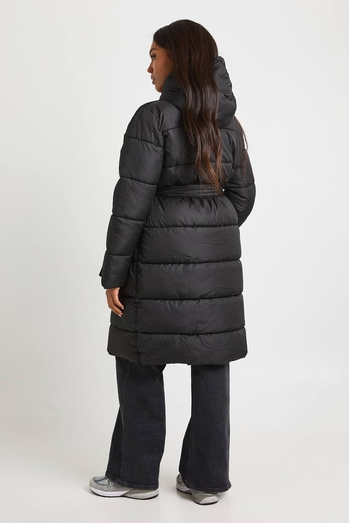 boohoo Dames Plus Pufferjas met ceintuur en lange snit | Black | Maat: 16