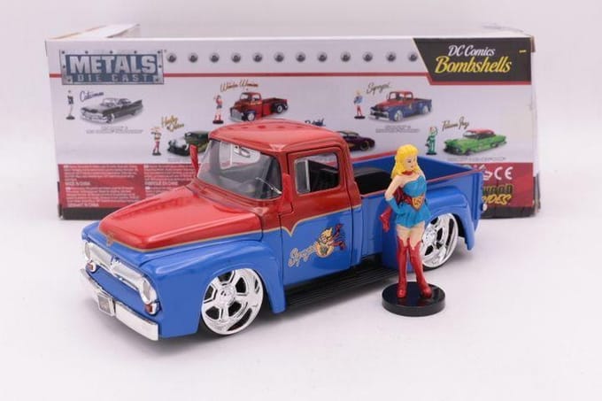 1956 Ford F-100 Pickup - Supergirl - DC Comics Bombshells - Jada 1:24 Verzamelfiguur