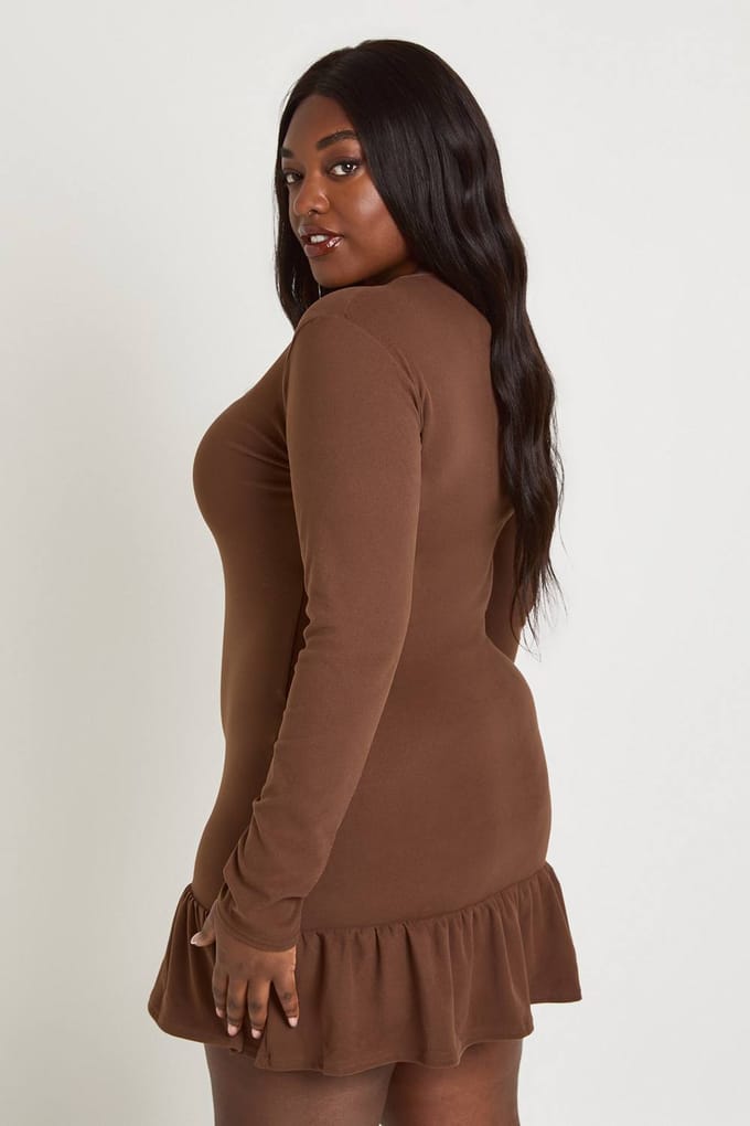 boohoo Dames Plus Superzachte Geribbelde Volantzoom Shiftjurk | Chocoladebruin | Maat: 44