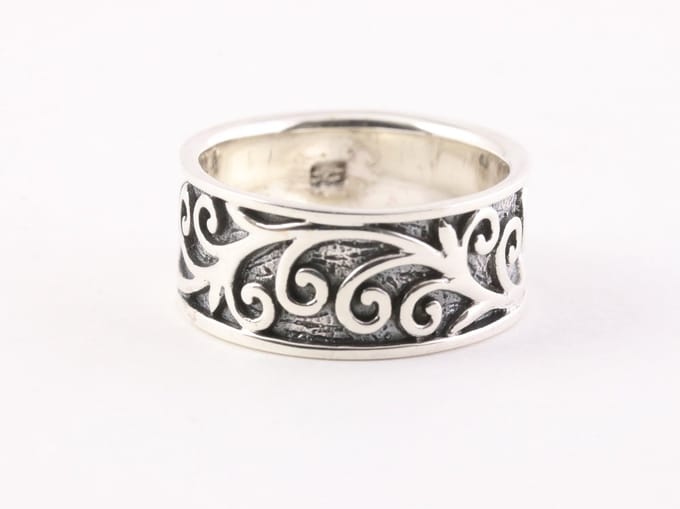 Zware zilveren ring met fantasiegravering - maat 21
