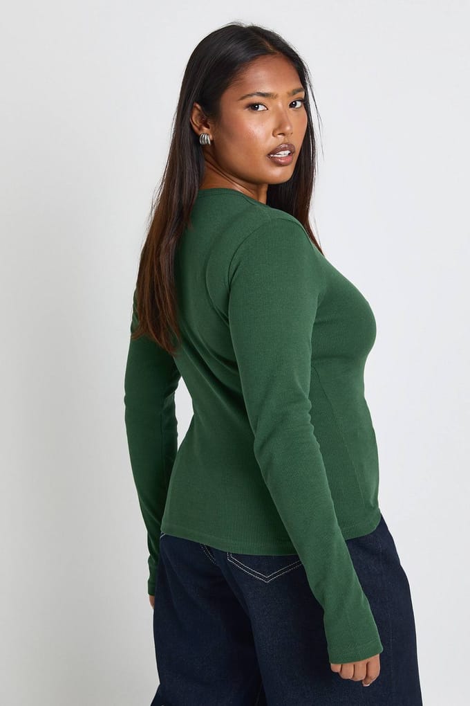 boohoo Dames Plus Basic Geribbelde Lange Mouwen Getailleerde Longline Top | Woud | Maat: 46