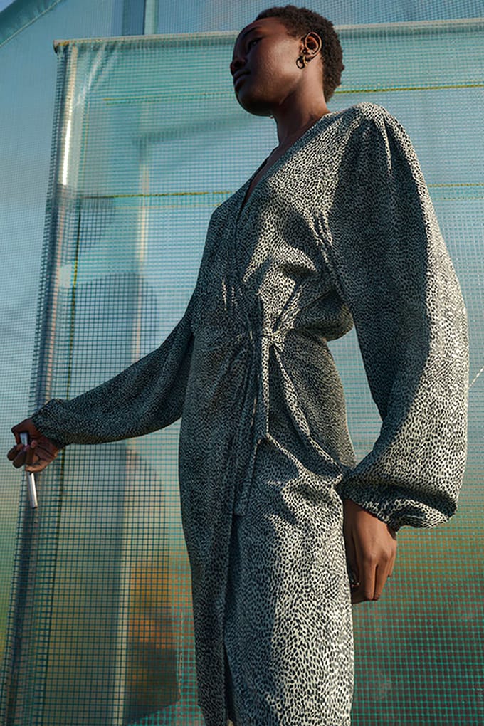 Another Label Mia Dress L/s Grey Green Animal Maat: S | Mini Jurken Outlet | Dames | Groen
