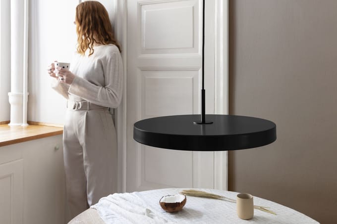 UMAGE Asteria medium hanglamp messing zwart