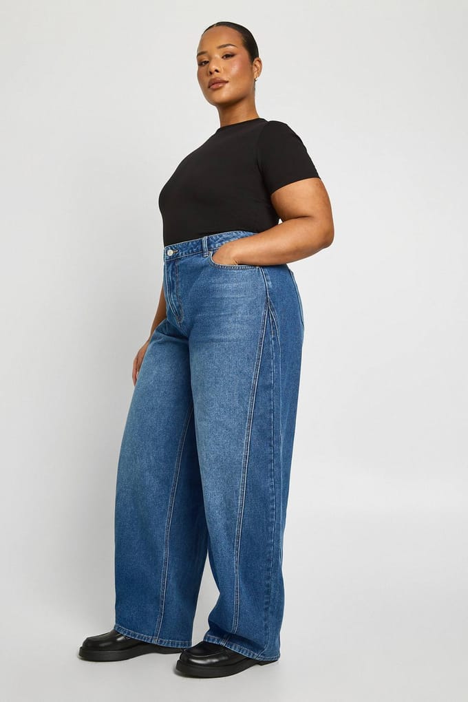 boohoo Dames Plus Midden Taille Gedraaide Naad Tonvormige Pijp Jeans | Gewassen Indigo | Maat: 44