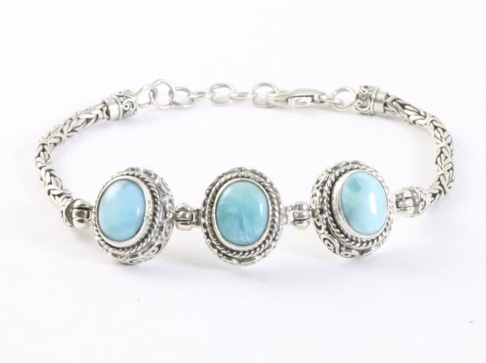 Traditionele bewerkte zilveren armband met larimar en koningsschakels