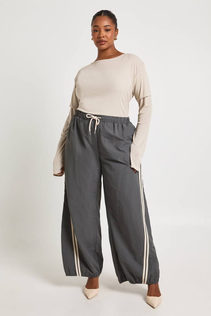 boohoo Dames Plus Gestreepte Nylon Balloon Wijde Pijpen Broek | Houtskool | Maat: 50