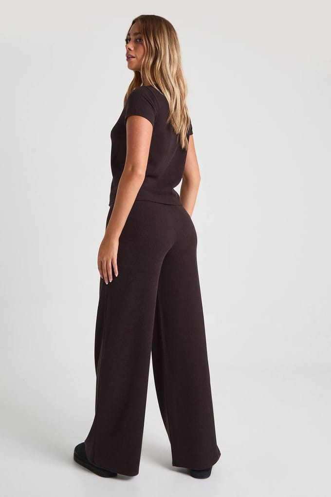 boohoo Dames Gerimpelde rib top met knoopdoorloop capmouwen en broekset | Chocoladebruin | Maat: 38