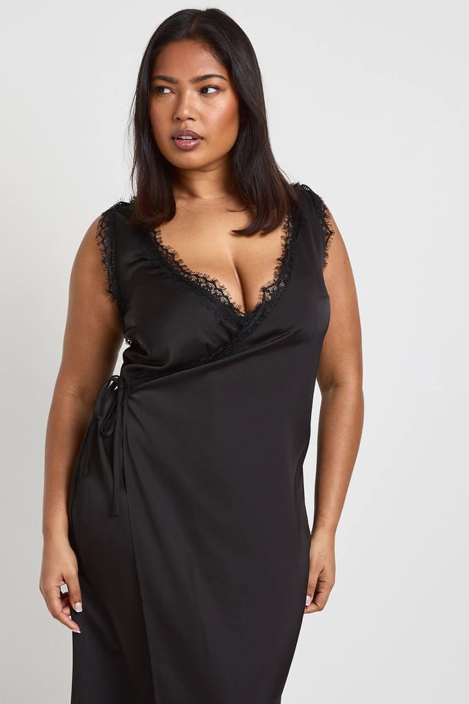 boohoo Dames Plus Kanten Rand Wikkel Satijn Maxi Jurk | Zwart | Maat: 44