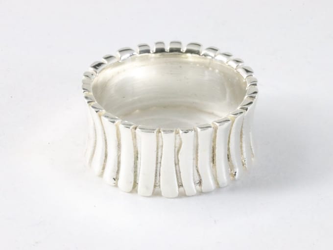 Bewerkte zilveren ring met ribbels - maat 17