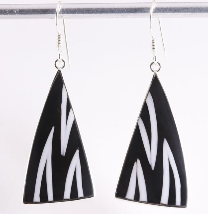 Lange zilveren oorbellen met zebra schelp