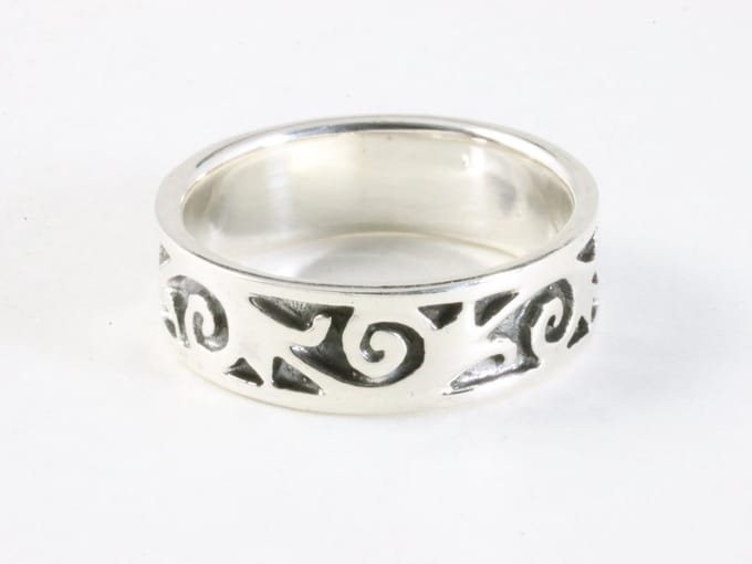 Zilveren ring met fantasie gravering - maat 18