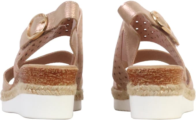 Sandalen met plateauzool en riempje