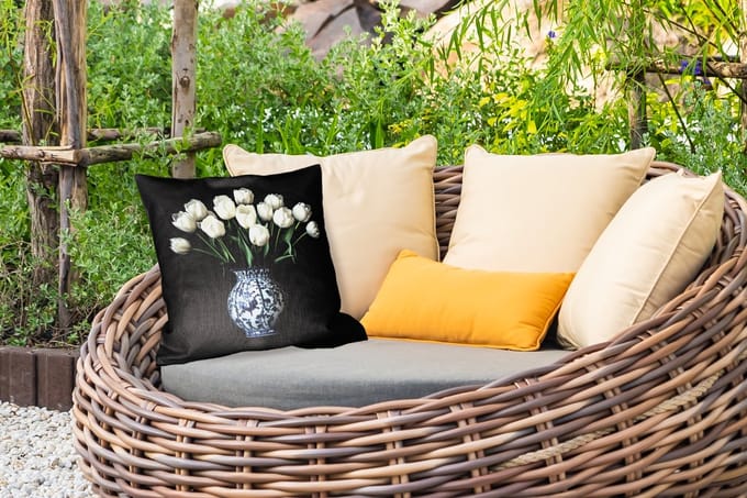 Tuinkussen - Wit - Bloemen - Tulpen - Vaas - 40x40 cm - Weerbestendig