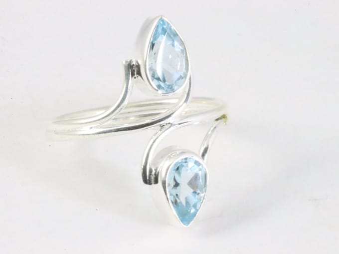 Fijne zilveren ring met blauwe topaas - maat 19
