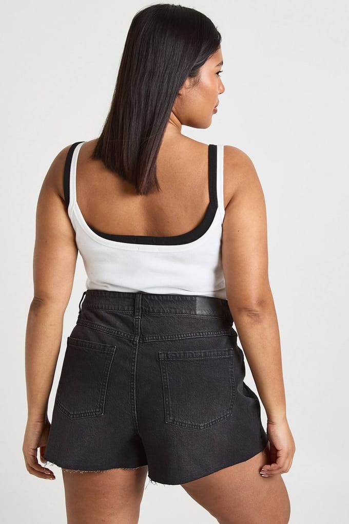 boohoo Dames Plus denimshorts met ruwe zoom | Washed Black | Maat: 54